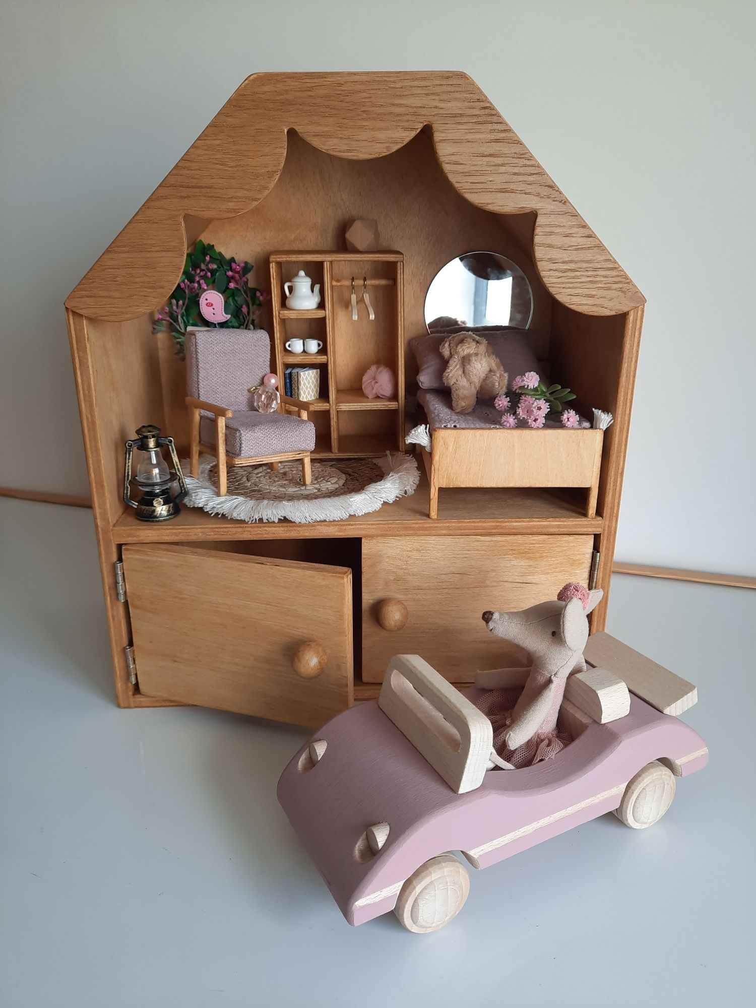 Drewniany domek z autkiem dla lalek/ myszek