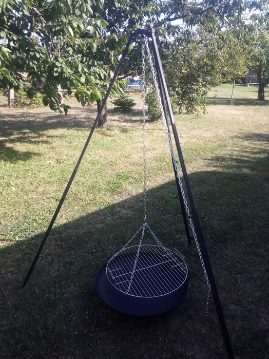 Grill ogrodowy podwieszany