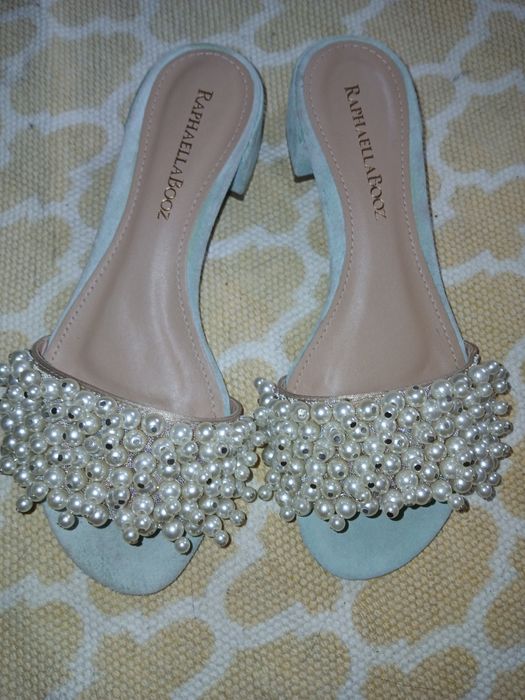 Sandalias com perolas azul claro camurcite