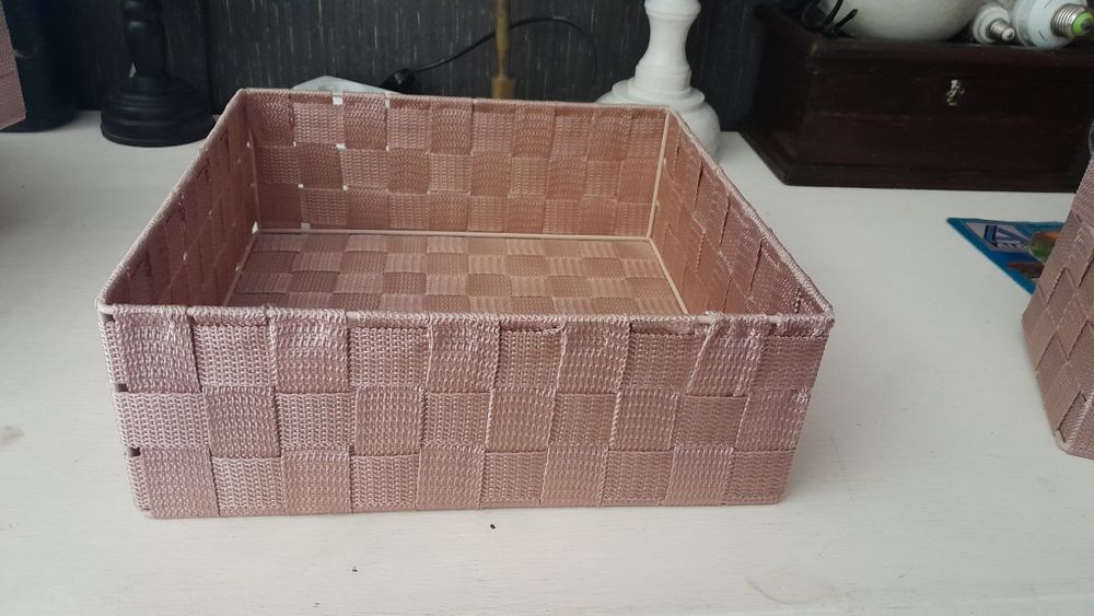 Cesto em tiras acetinadas de arrumação/decoração