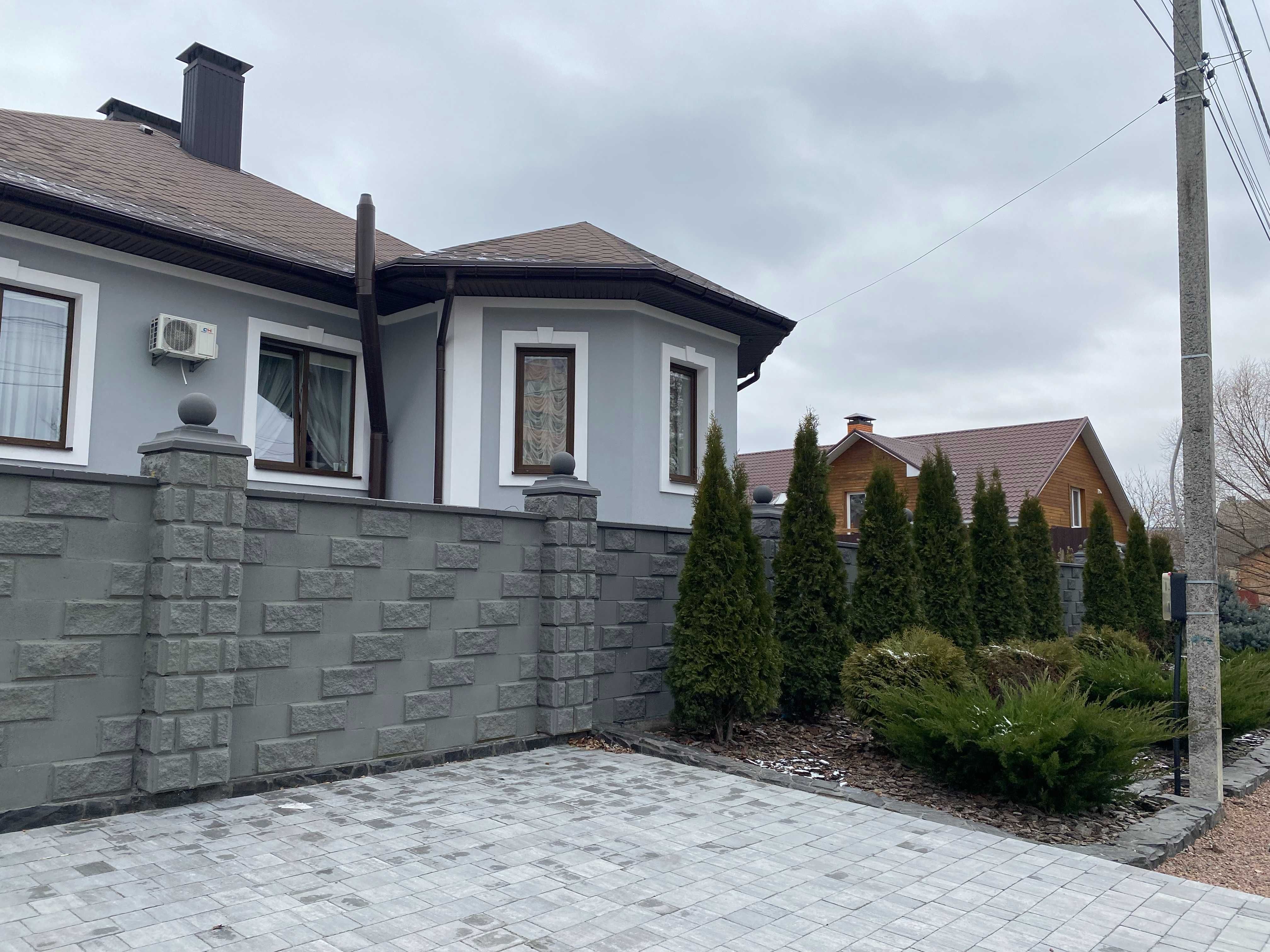 Продам 2 поверховий будинок з гаражем і ділянкою на 8 соток