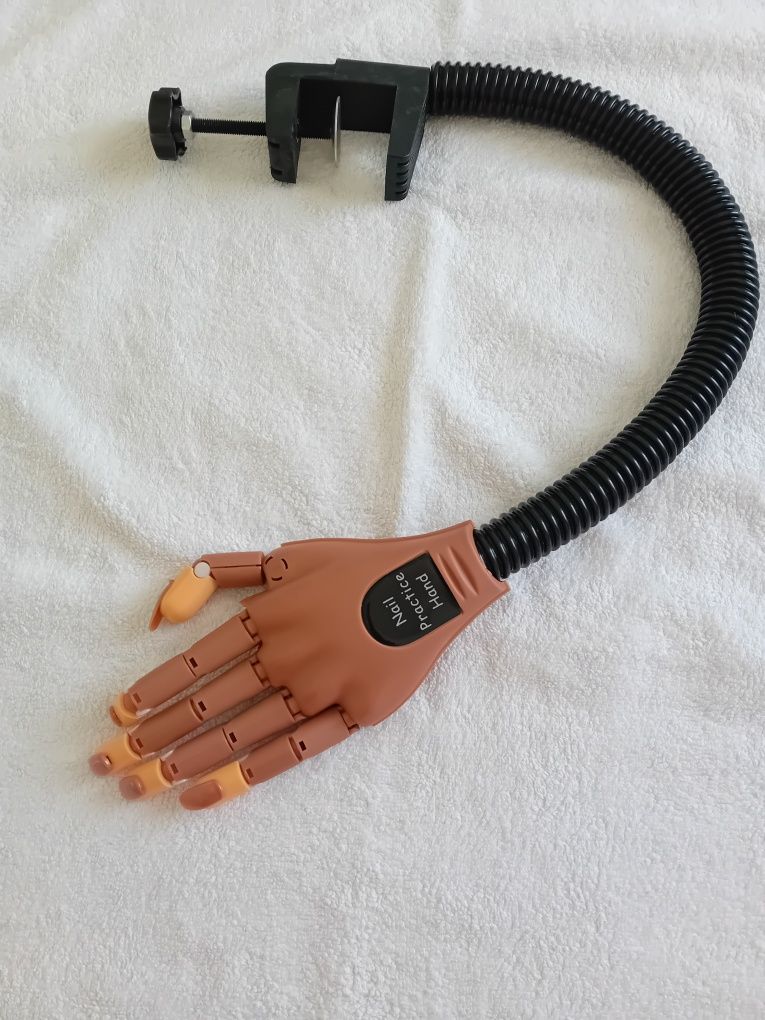 Mão de treino para curso de Manicure
