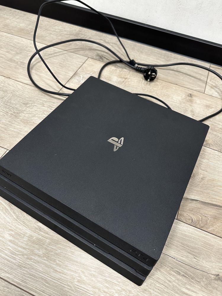 PS 4 pro з двома джойстиками