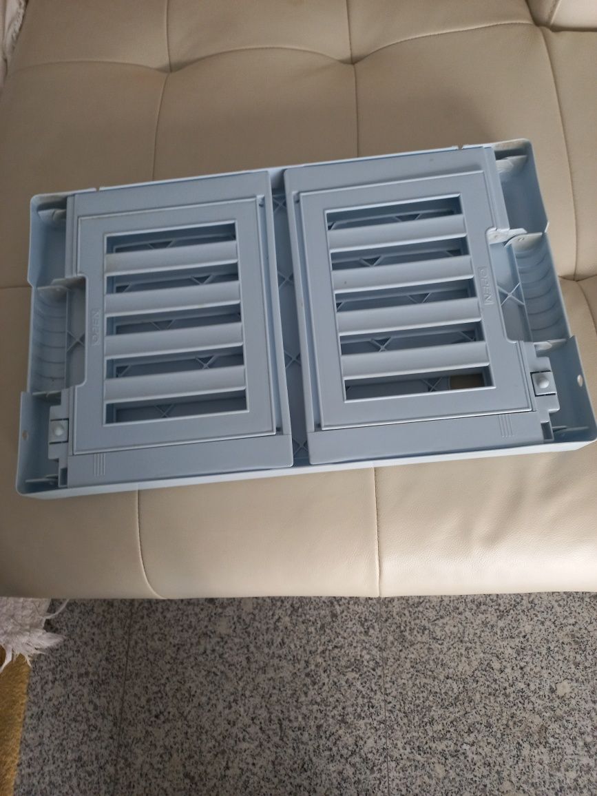 Tabuleiro em plástico  rijo,ideal pra  comer no sofá  ou na cama.