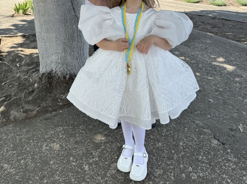 Продам святкову сукню для  вашої принцеси на вік 5 - 6 років .