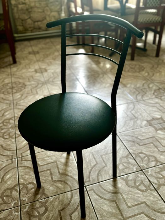 Стільці в чудовому стані дерево і метал