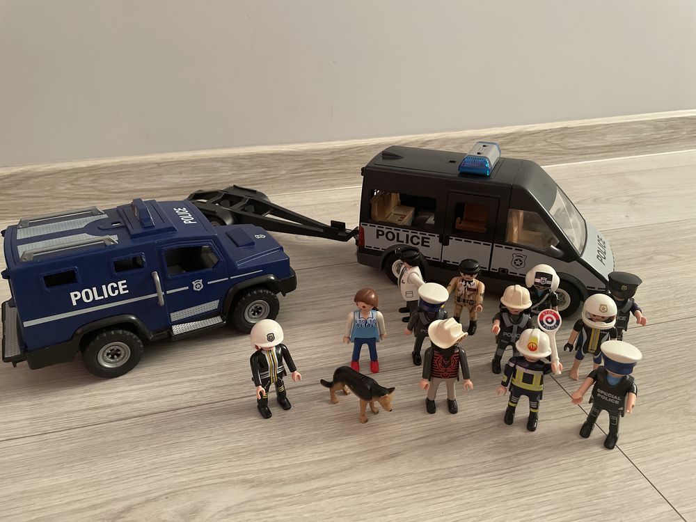 Dwa pojazdy policyjne playmobil duzo figurek