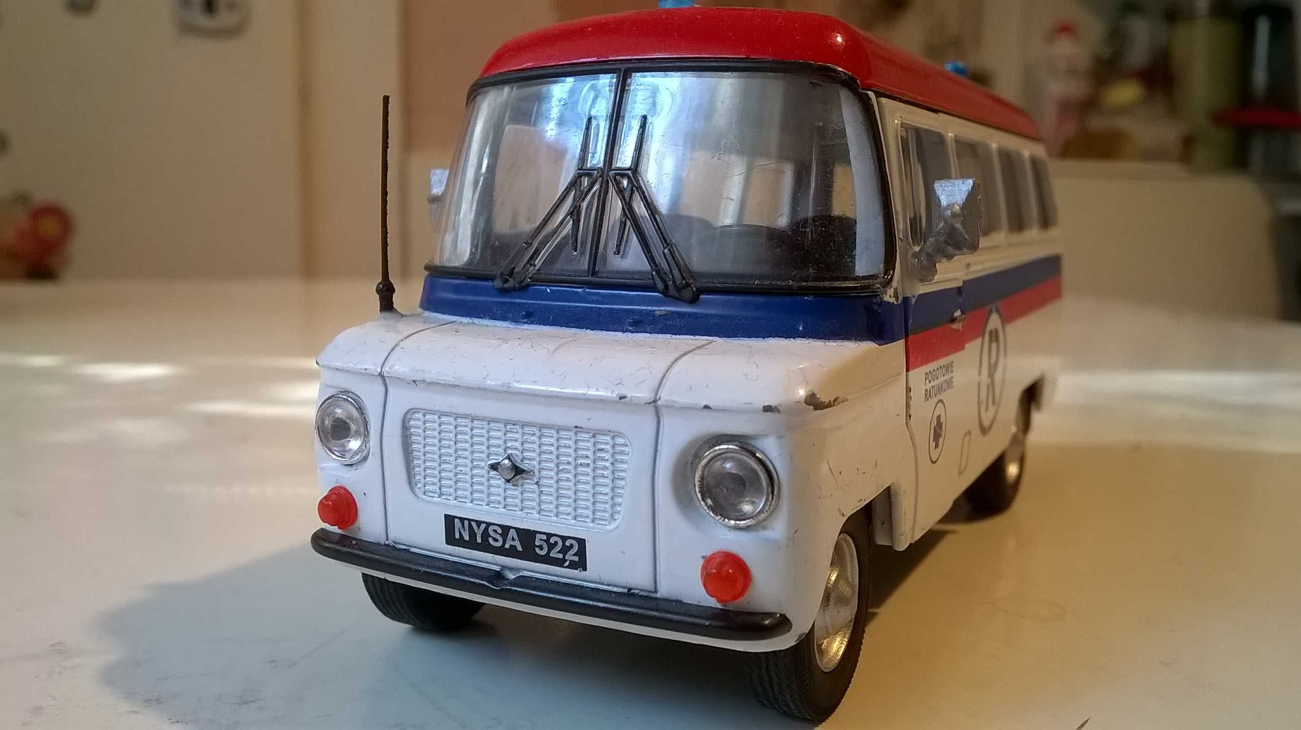 NYSA N-522 model z lusterkami bocznymi i anteną radiową; skala 1:43