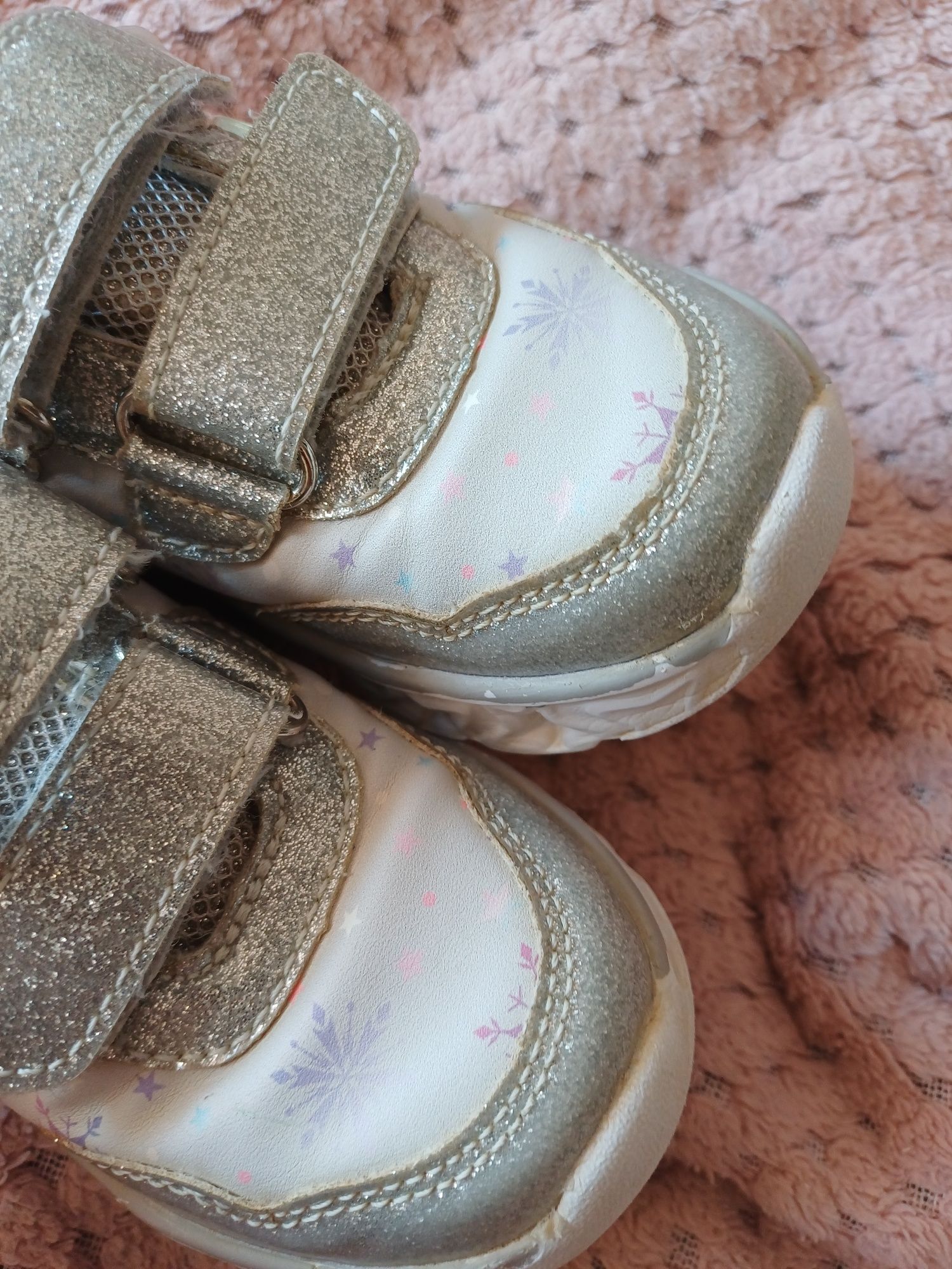 Buty ze świecącą podeszwa ccc 25