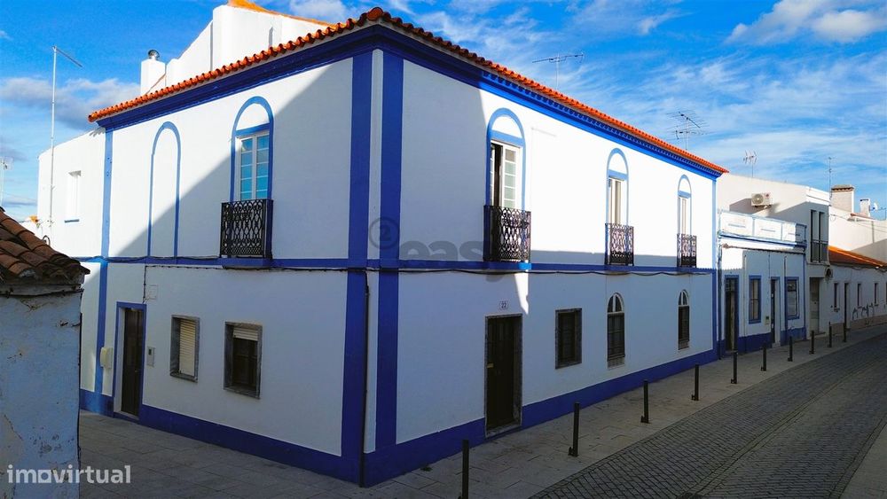 Apartamento T3 para remodelação na zona histórica de Alvalade Sado
