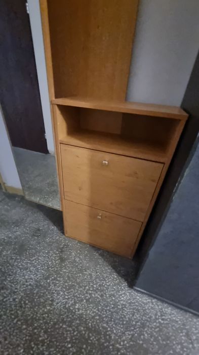 Szafka na korytarz z wieszkami, drążkiem i miejscem na buty