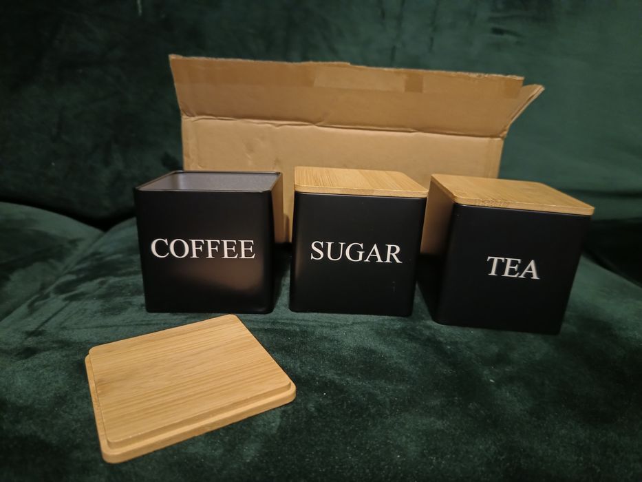 Loftowe metalowe pojemniki z drewnianymi wieczkami