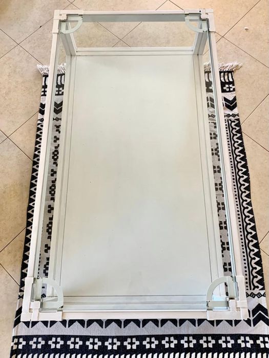 Mesa de centro, em ferro e vidro, 125cm por 70cm.