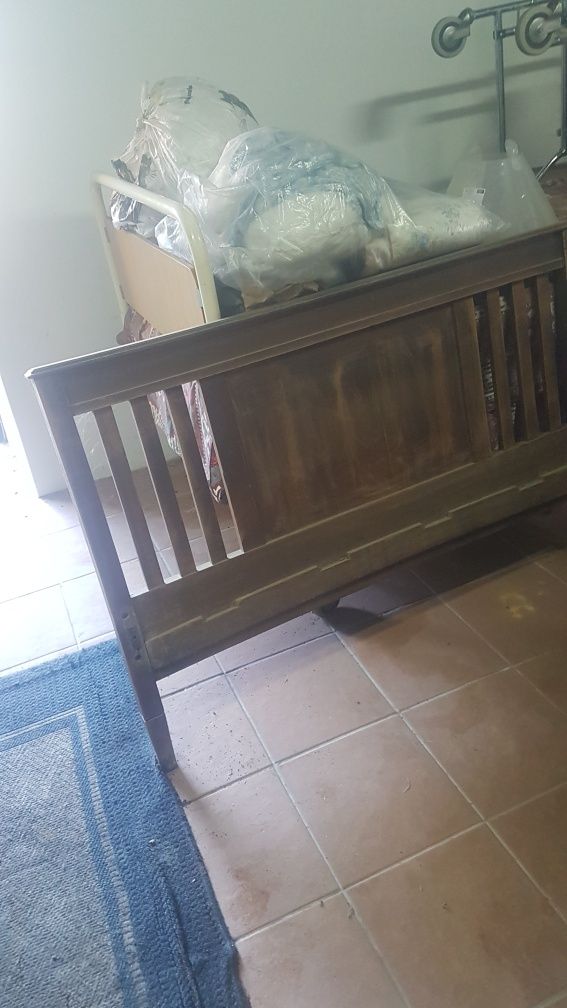 Cama antiga (madeira) e estrado
