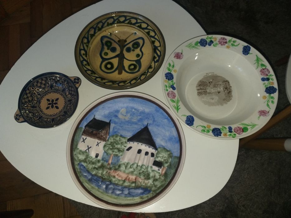Cztery,stare,ceramiczne talerze z sygnaturami recznie malowane