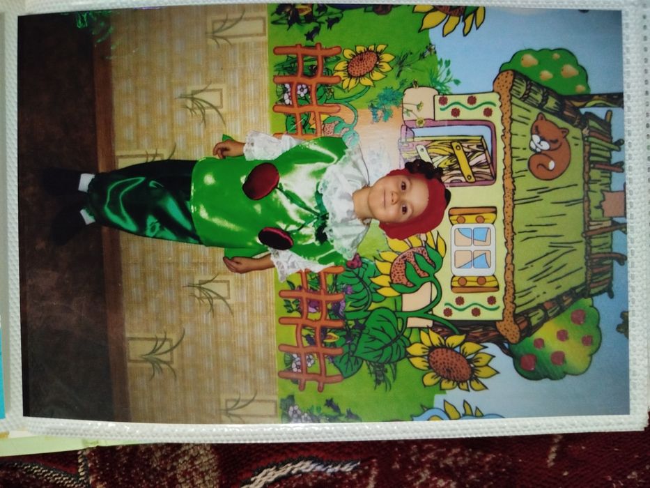 Продам костюми вишні та гороха