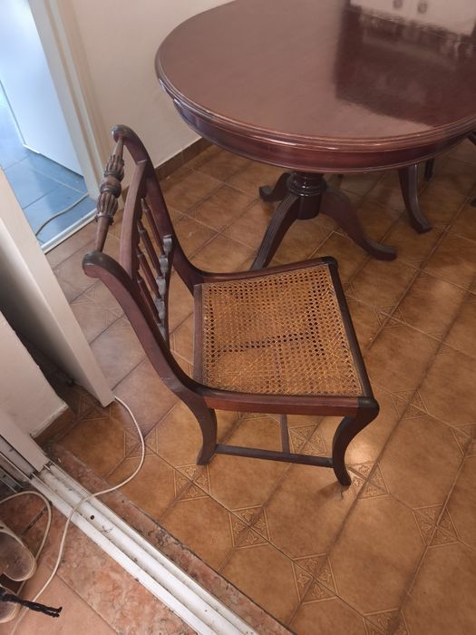 Mesa e 4 cadeiras com almofadas