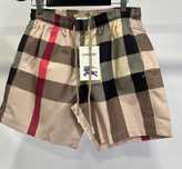 Calções de praia marca burberry