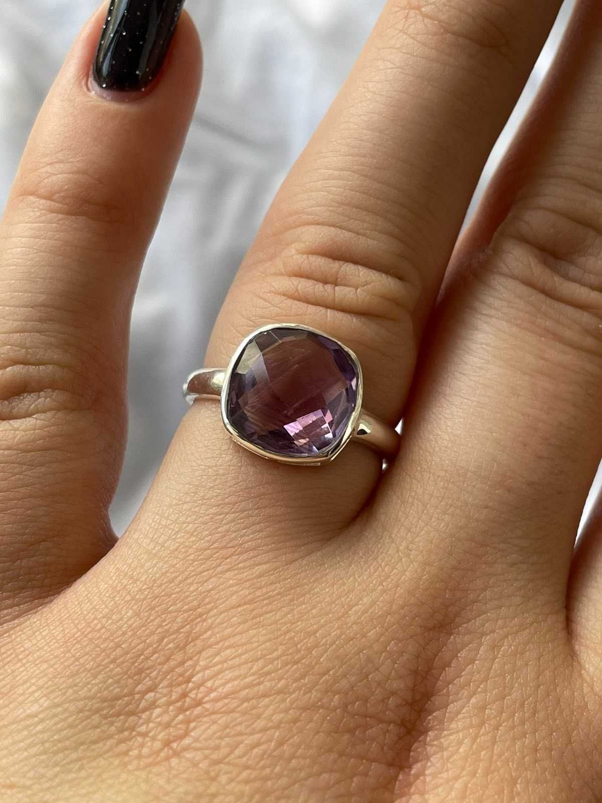Серебряное кольцо 925 пробы с пурпурным аметистом. Размер 17.