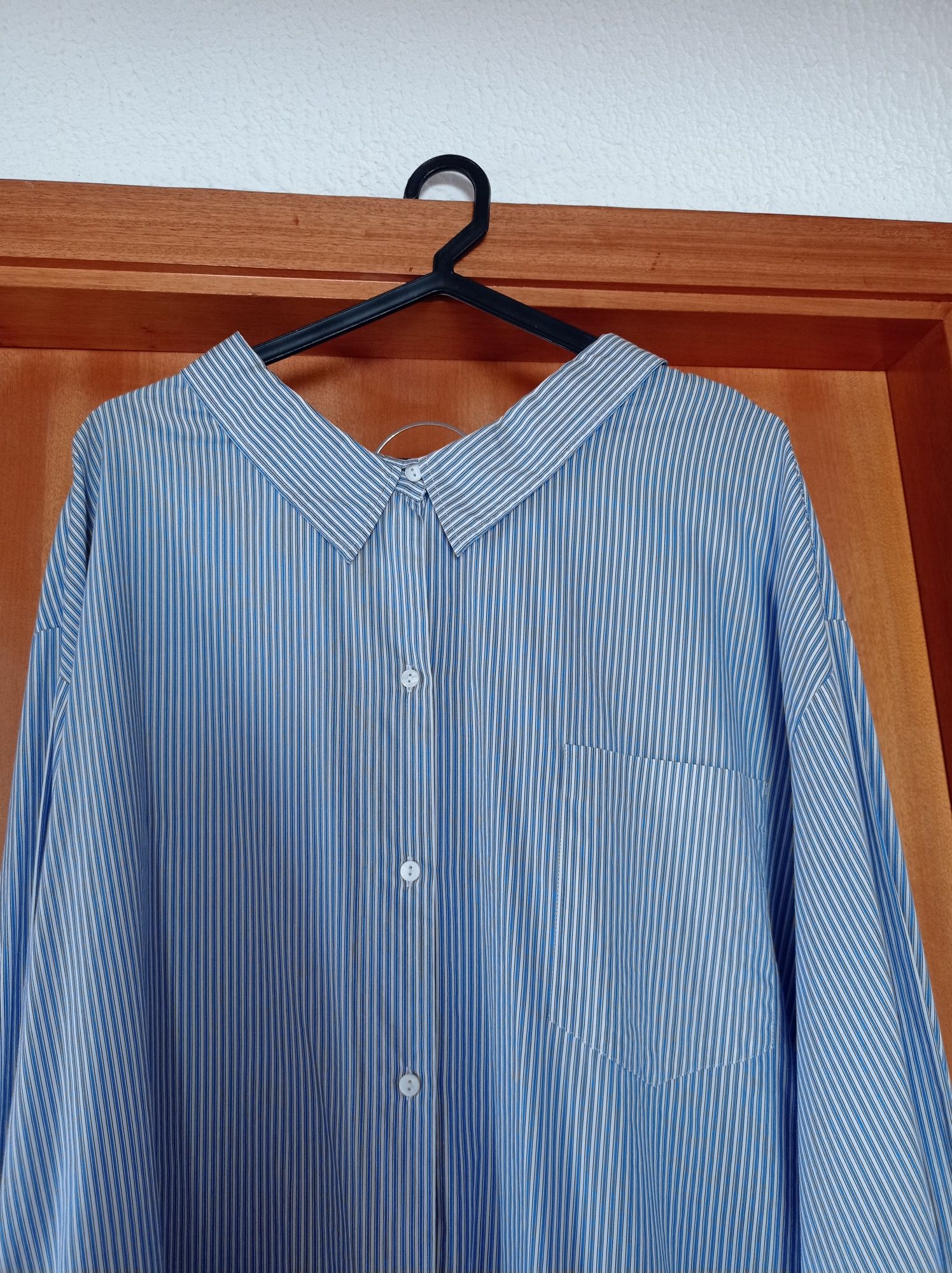 Camisa branca às riscas azuis