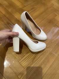 Туфлі нові білого кольору