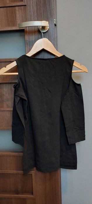 Koszulka z odkrytymi ramionami czarna