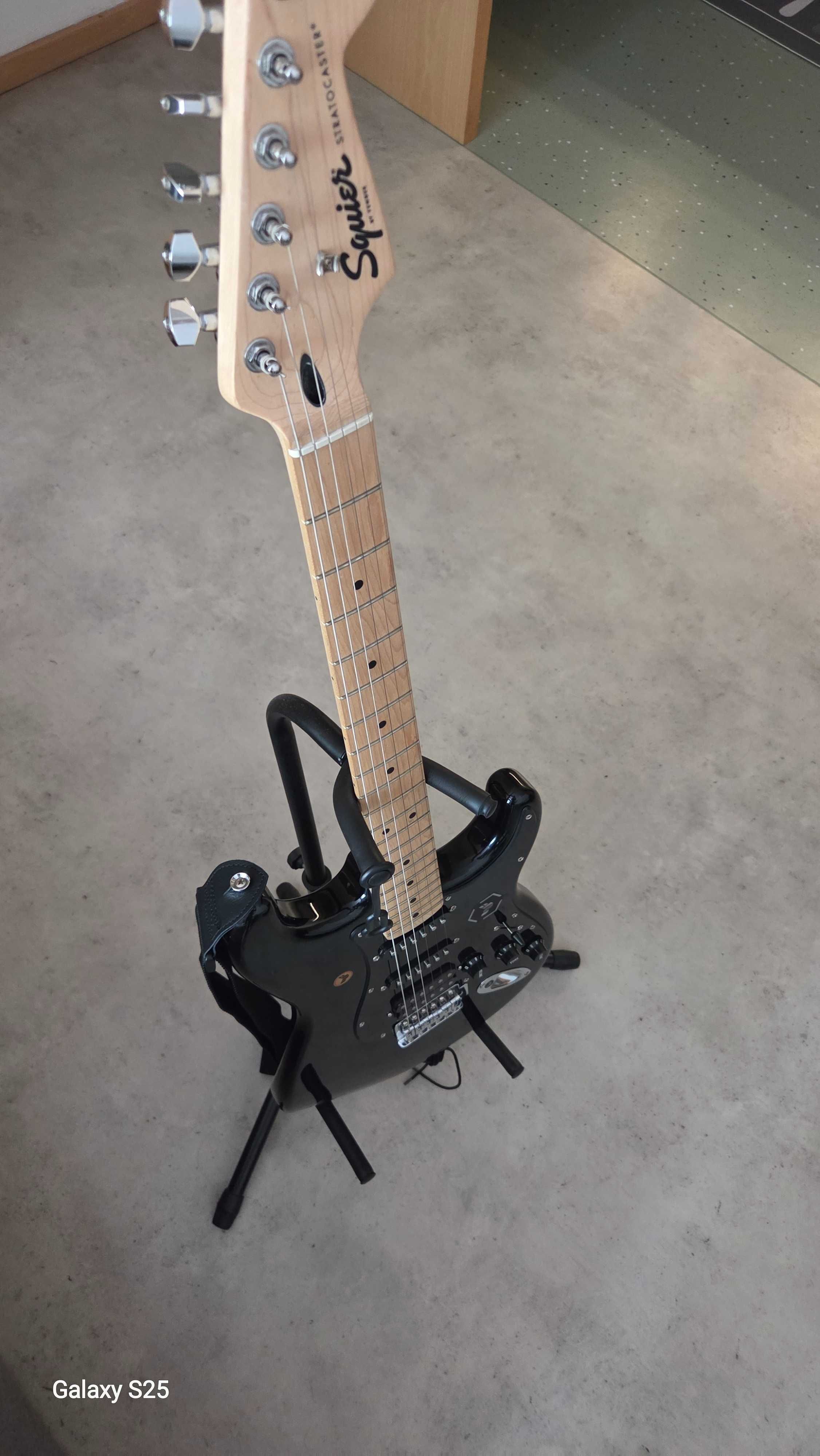 Guitarra Squier by Fender Sonic Strat HSS MN