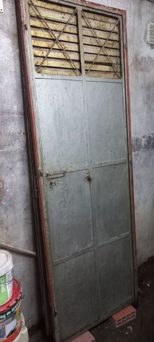 2 portas com aro para chumbar á parede e feitas em ferro
