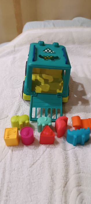 Сортер дитячий,автобус з фігурами тварин