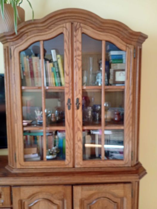 Stare meble w naturalnej okleinie dębowej - wyposażenie salonu