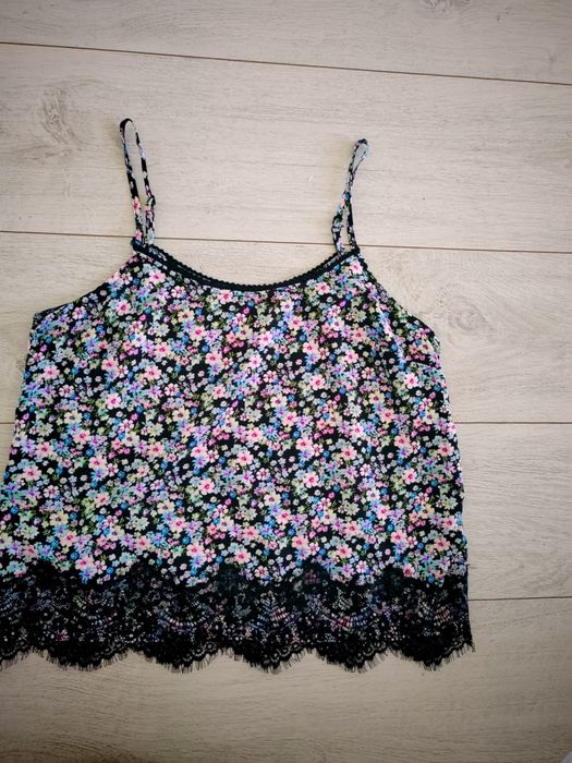 Bluzka wykończona koronką