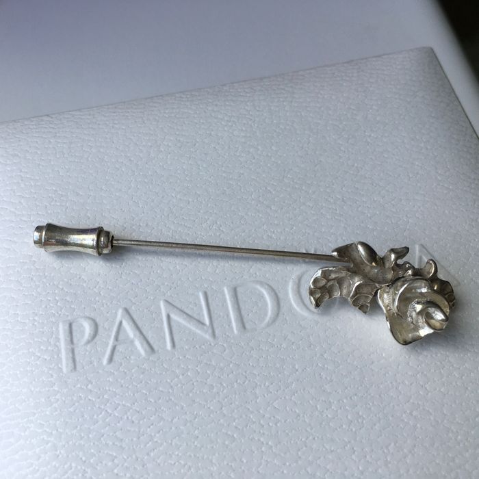 Броши с камнями Сваровски , разные