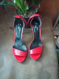 Eleganckie ciemnoczerwone sandały damskie na szpilce.
