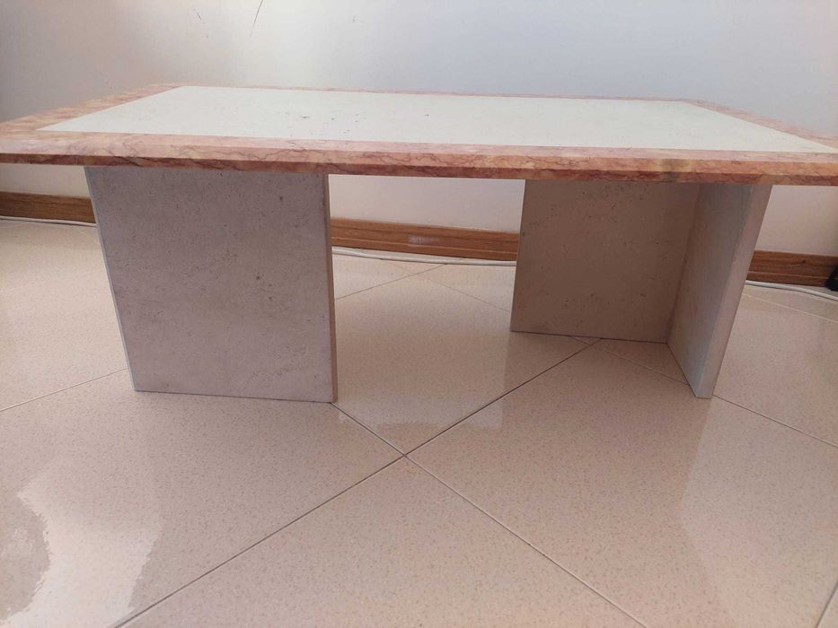 Mesa retangular em mármore
