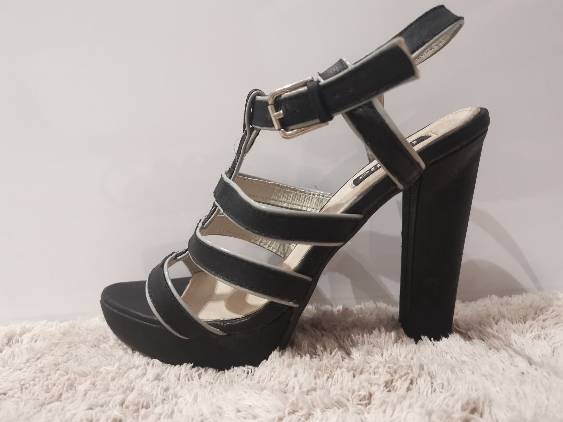 Buty sandały na słupku czarne