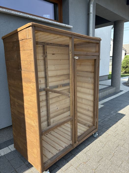 Woliera drewniana 110x60x160 cm na kółkach dla papug i ptaków
