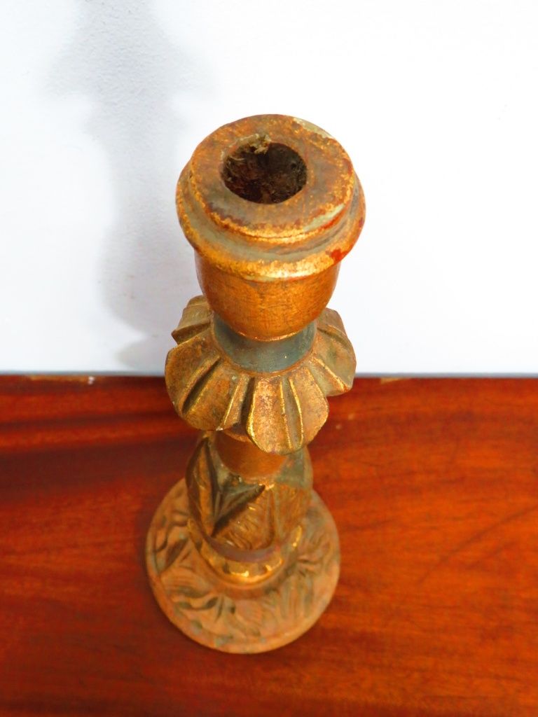 Tocheiro em talha dourada.