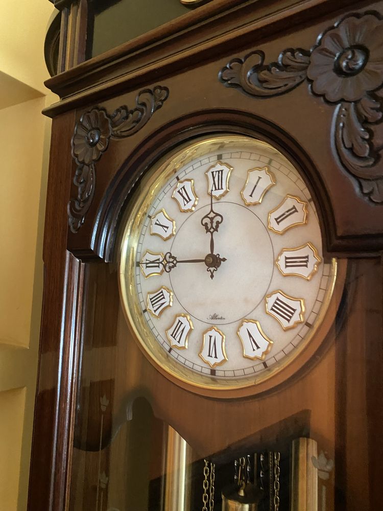 Relogio Vintage com esculturas ceramicas