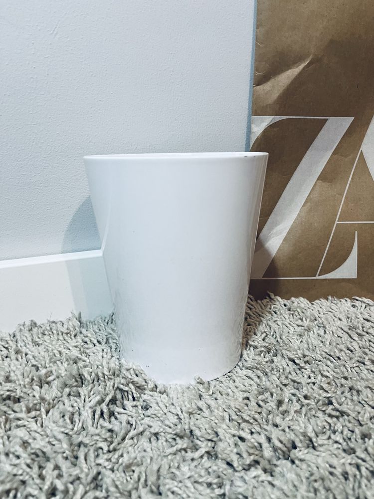 Biala donica doniczka porcelanowa ceramiczna na kwiaty i rosliny