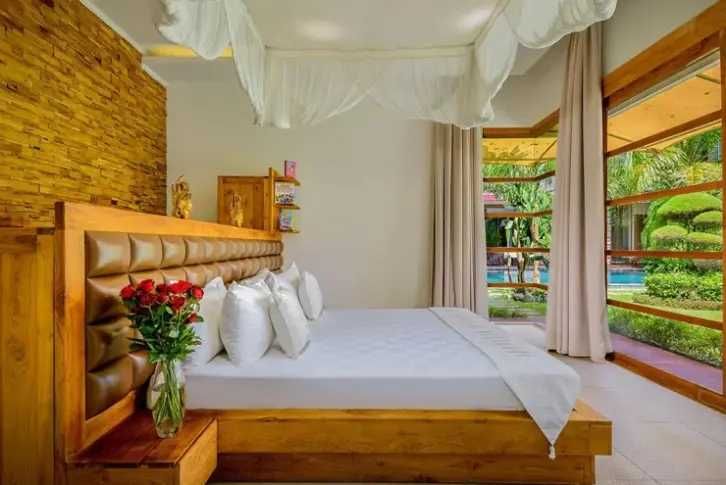Розкішна резиденція з 4 спальнями в Умаласі