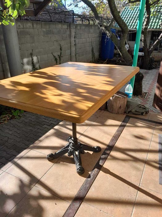 Стол на  опоре из чугунного художественного литья