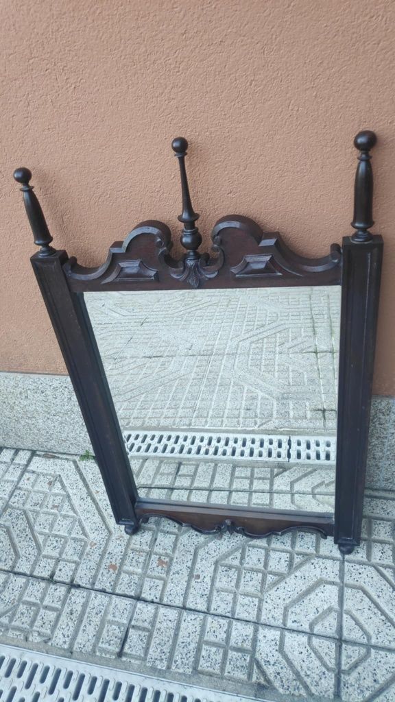 Espelho com moldura em madeira