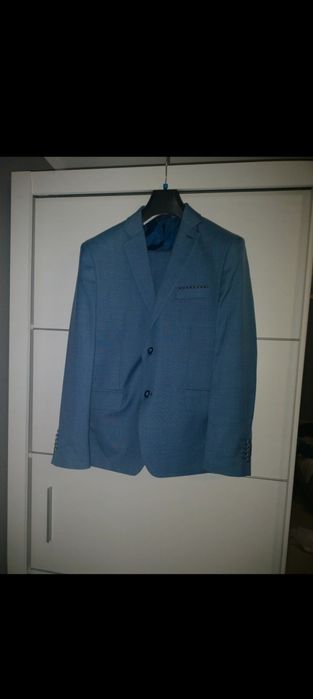 Garnitur męski niebieski.