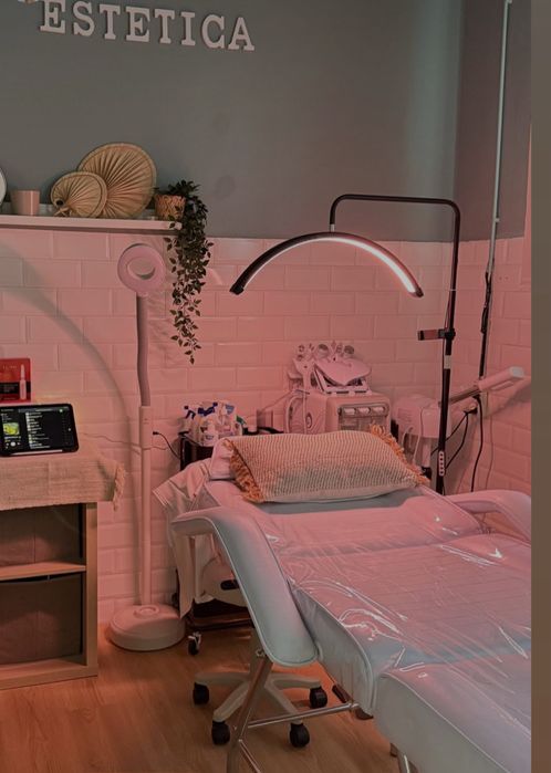 I rent out an aesthetic cabin in an established and well-located salon.64672864760705120