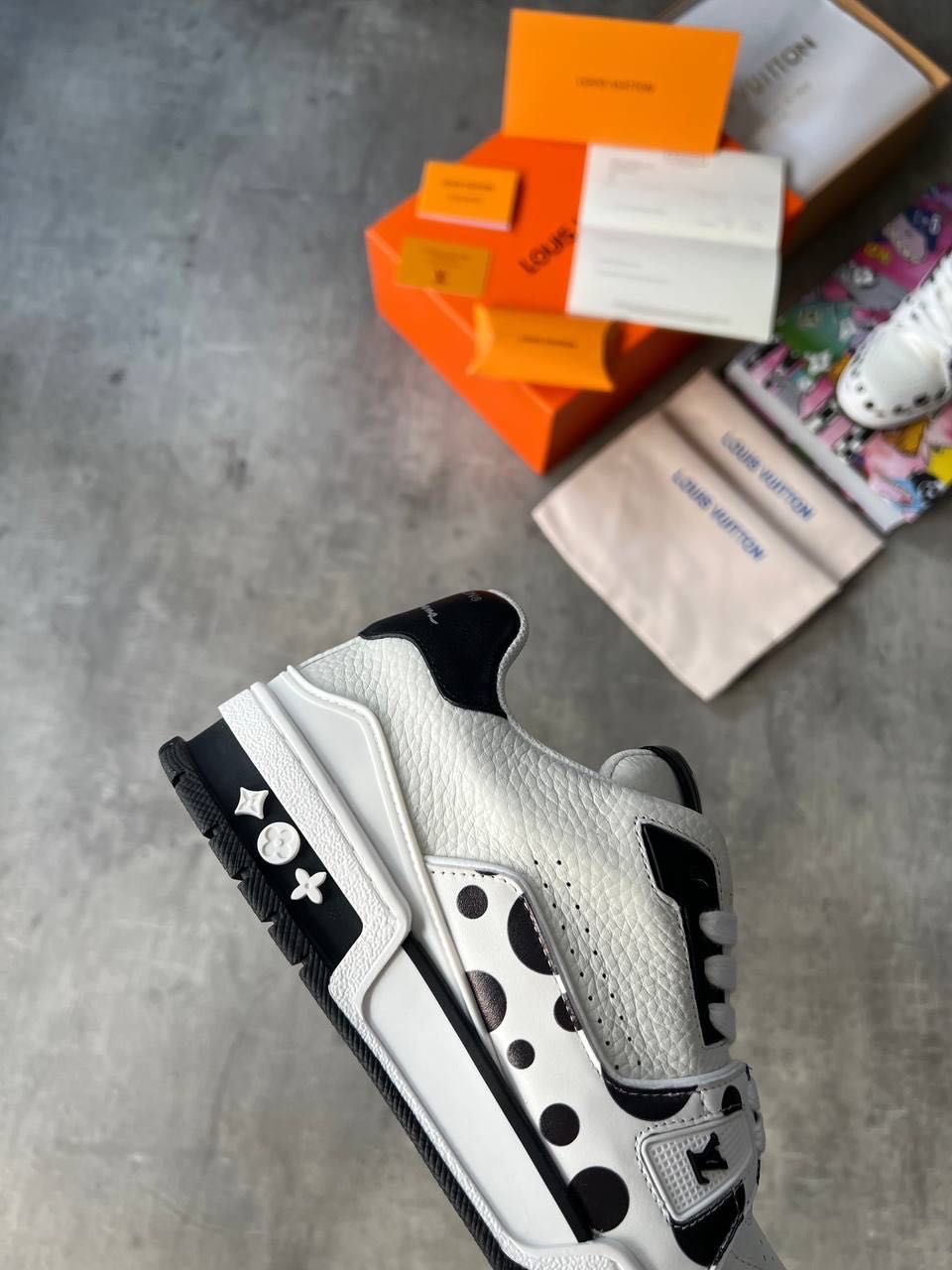 Sneakery   Louis Vuitton - LV Trainer x Yayoi Kusama buty wiązane