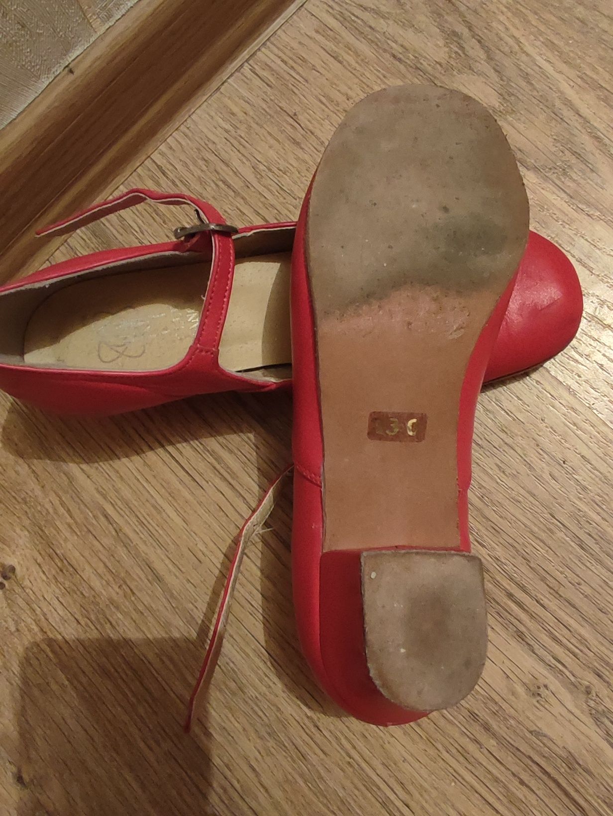 Красные кожаные туфли для танцев