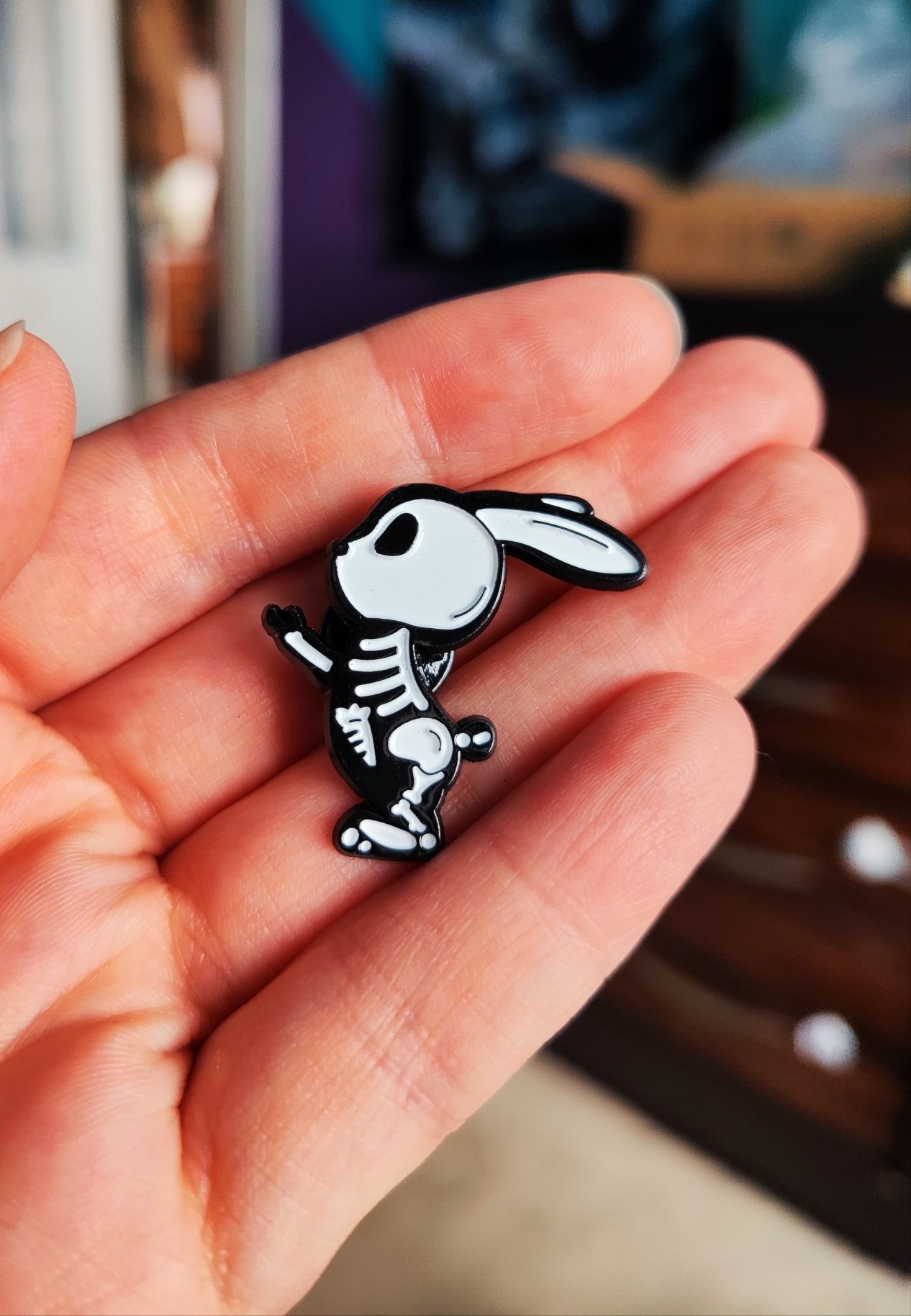 Zając Szkielet - metalowy pin przypinka broszka