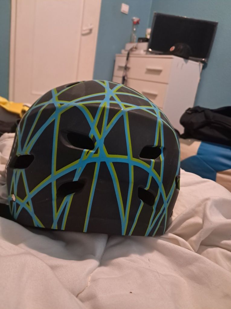 Kask scooter z wlepą scootive