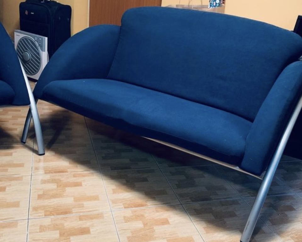 Sofa i fotel w granatowym obiciu