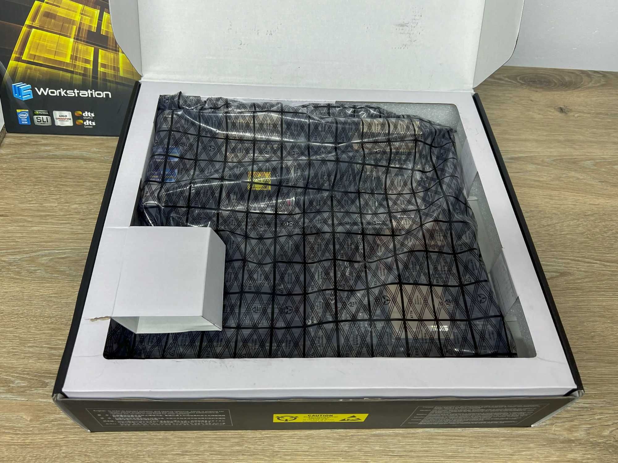 Płyta główna ASUS Z10PE-D8 WS + Intel Xeon E5 2696 V4 2,2 GHz 22-core